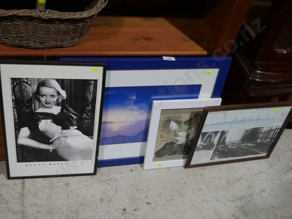 Framed artworks and photographs Image 1++