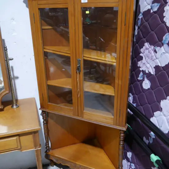 Corner cabinet