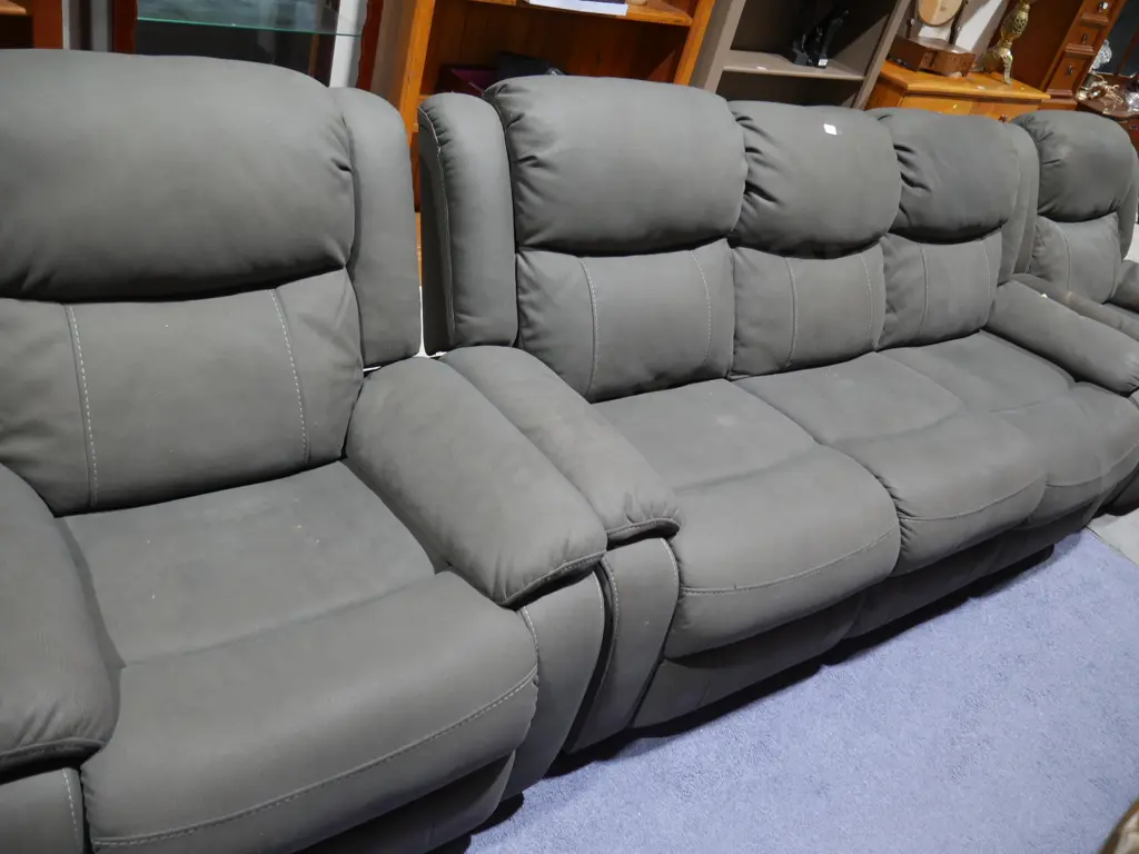 Three-piece lounge suite Image 1++