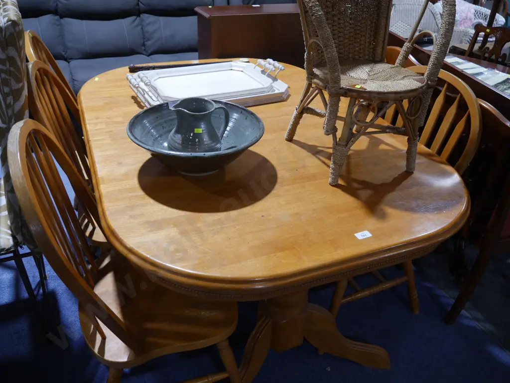 Dining table and five chairs Image 1++