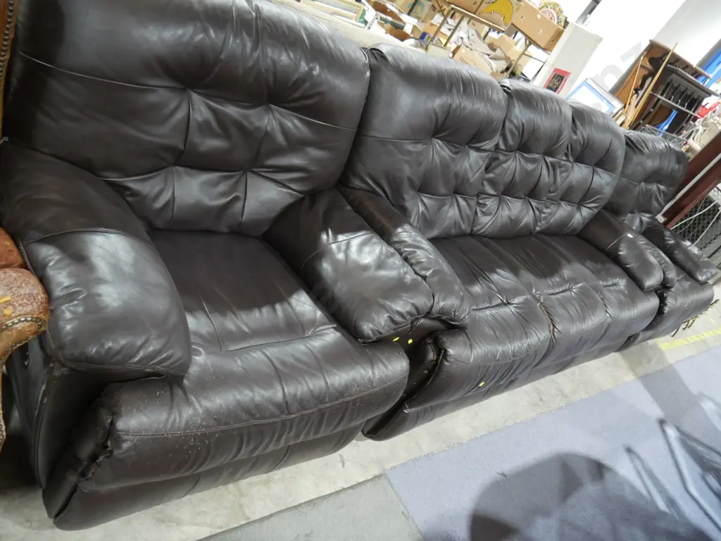 Three piece lounge suite Image 1++