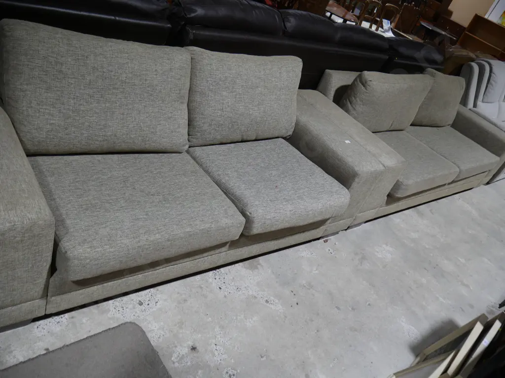 Two-piece lounge suite Image 1++