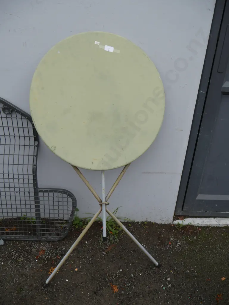 Folding round table Image 1++