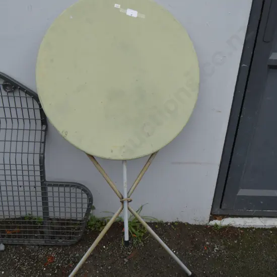 Folding round table