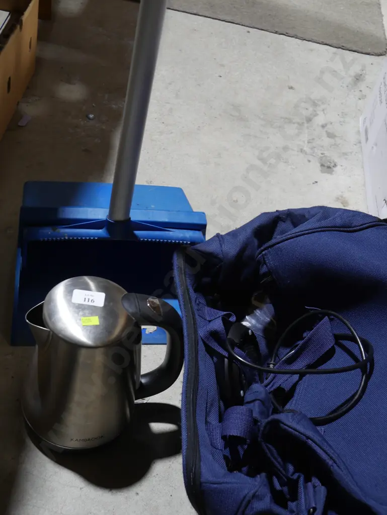 Dustpan, kettle, bag Image 1++