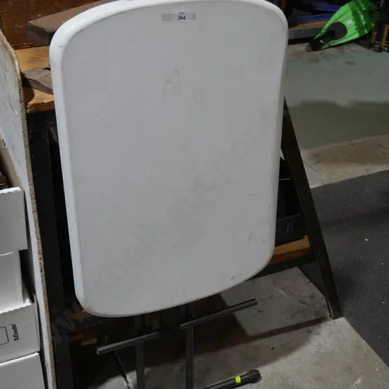 Folding table