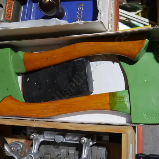 2 axes