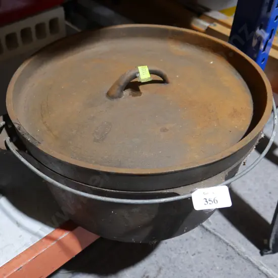 Cast camp oven