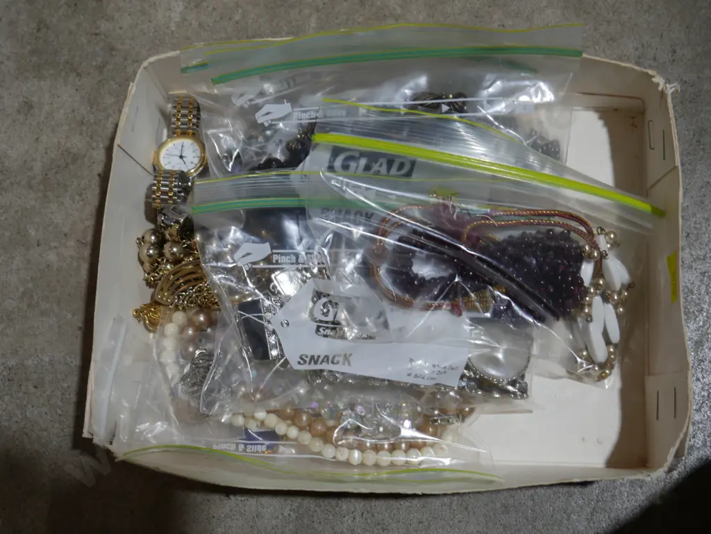 Costume jewellery Image 1++