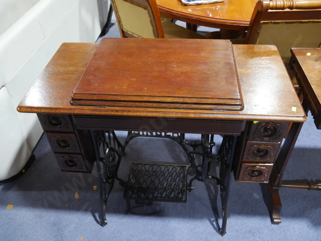 Singer sewing machine and table Image 1++