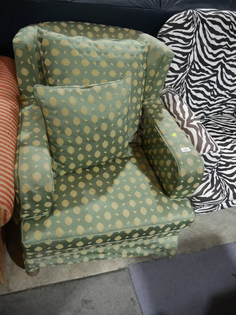 Green armchair Image 1++