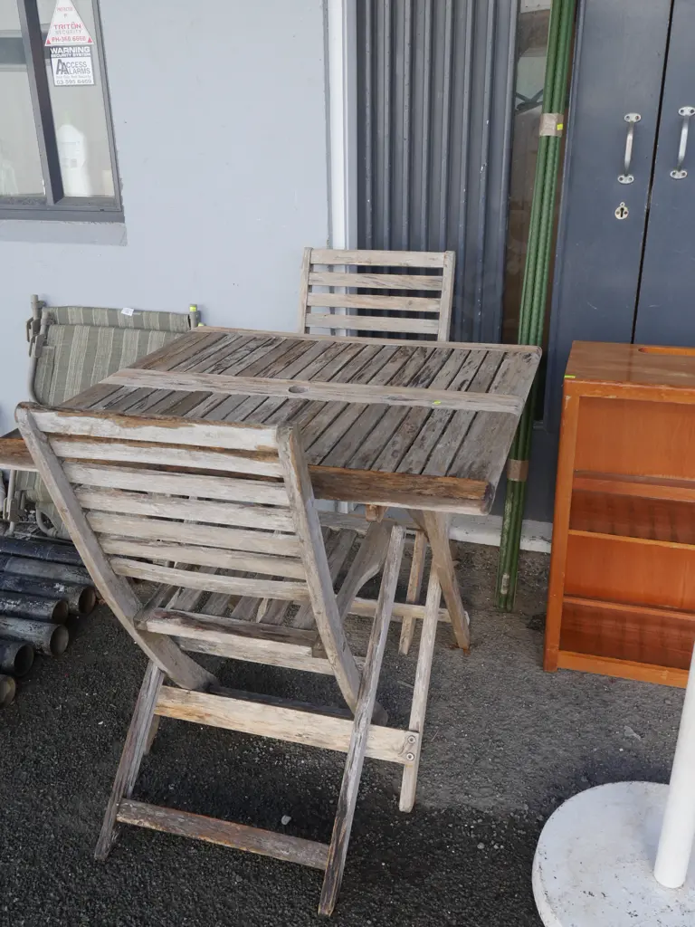 Folding outdoor table and 2 chairs Image 1++
