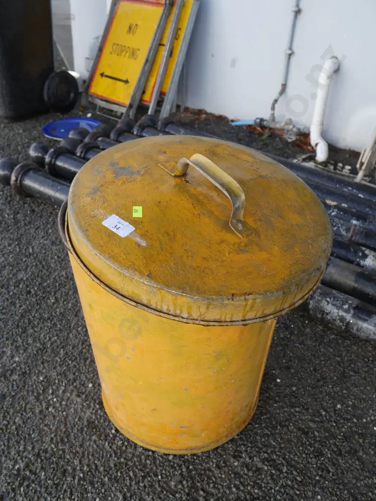Metal pot and lawn foods Image 1++