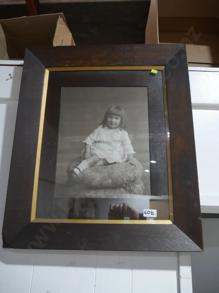 Oak framed vintage picture of a child Image 1++