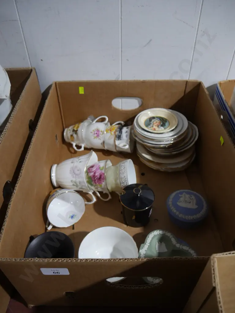 Assorted china cups, saucers etc Image 1++