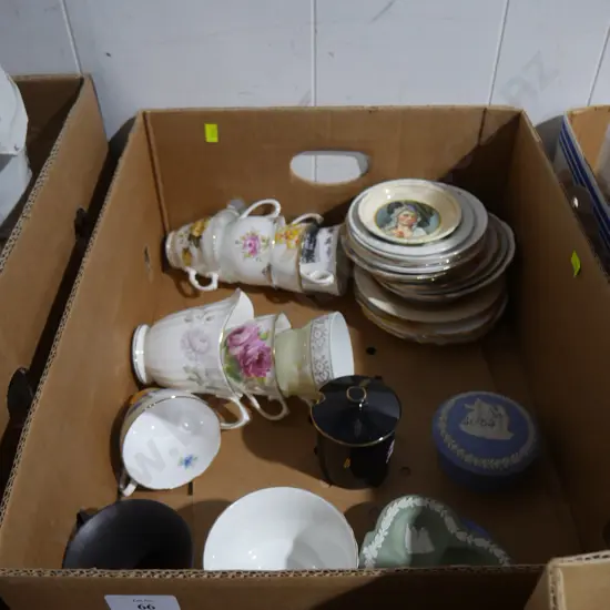 Assorted china cups, saucers etc