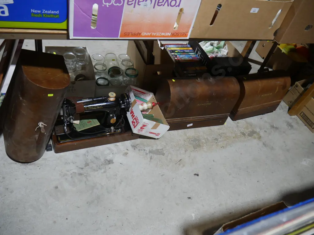 3 Singer sewing machines Image 1++