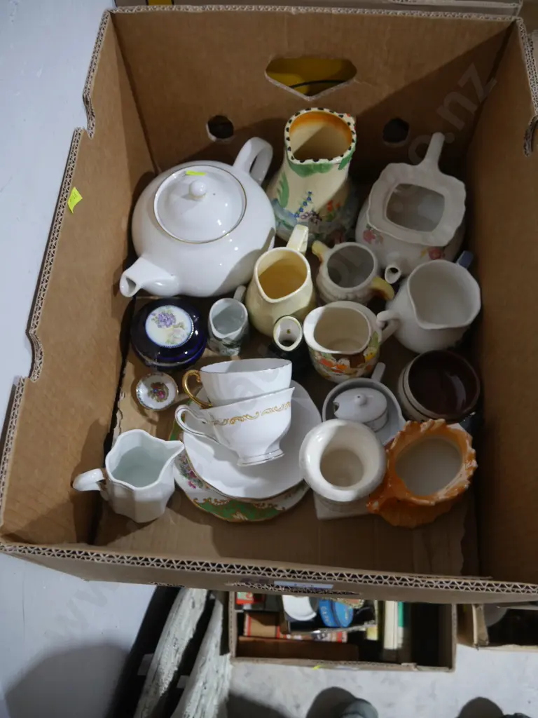 Assorted china jugs, teapots etc Image 1++