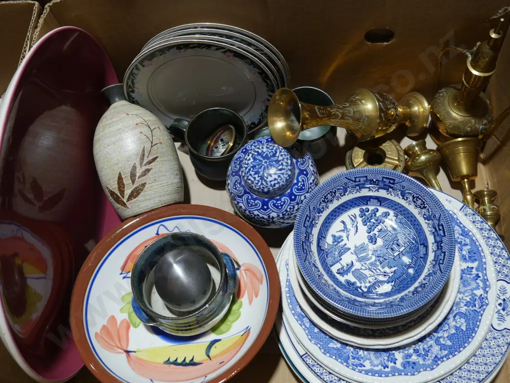 Blue and white china, brassware etc Image 1++