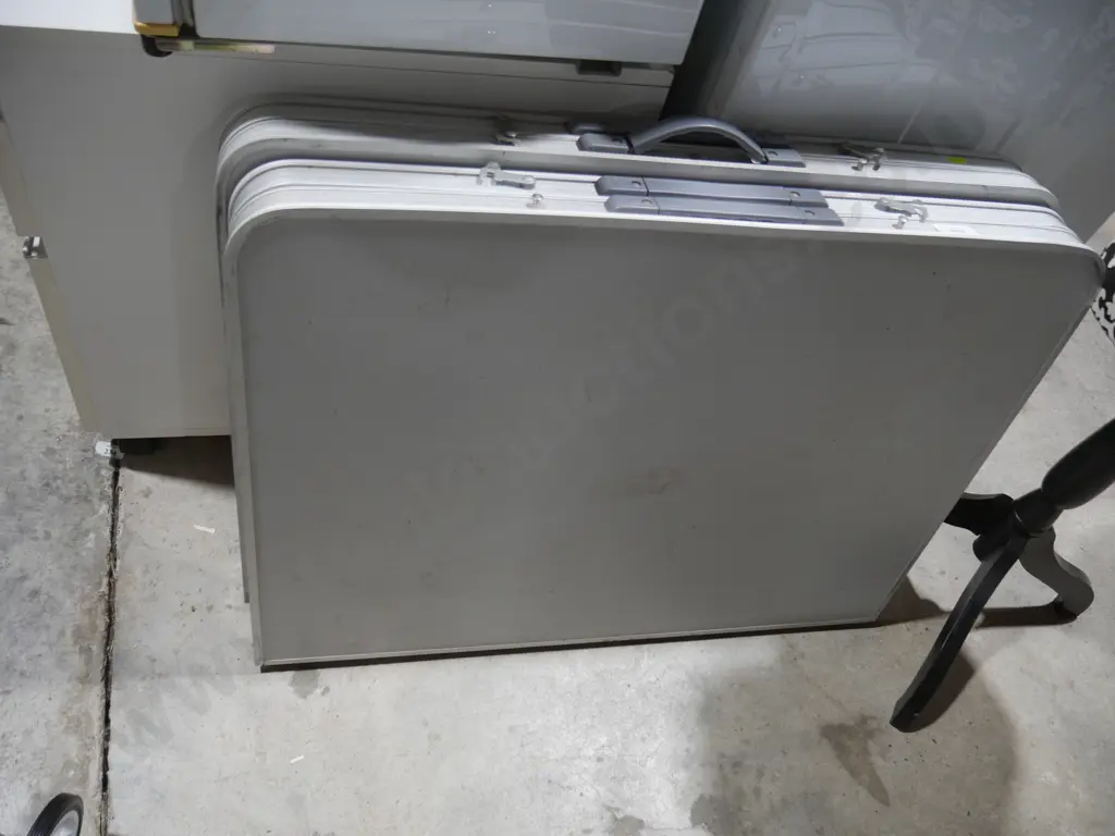 Two fold-up tables Image 1++