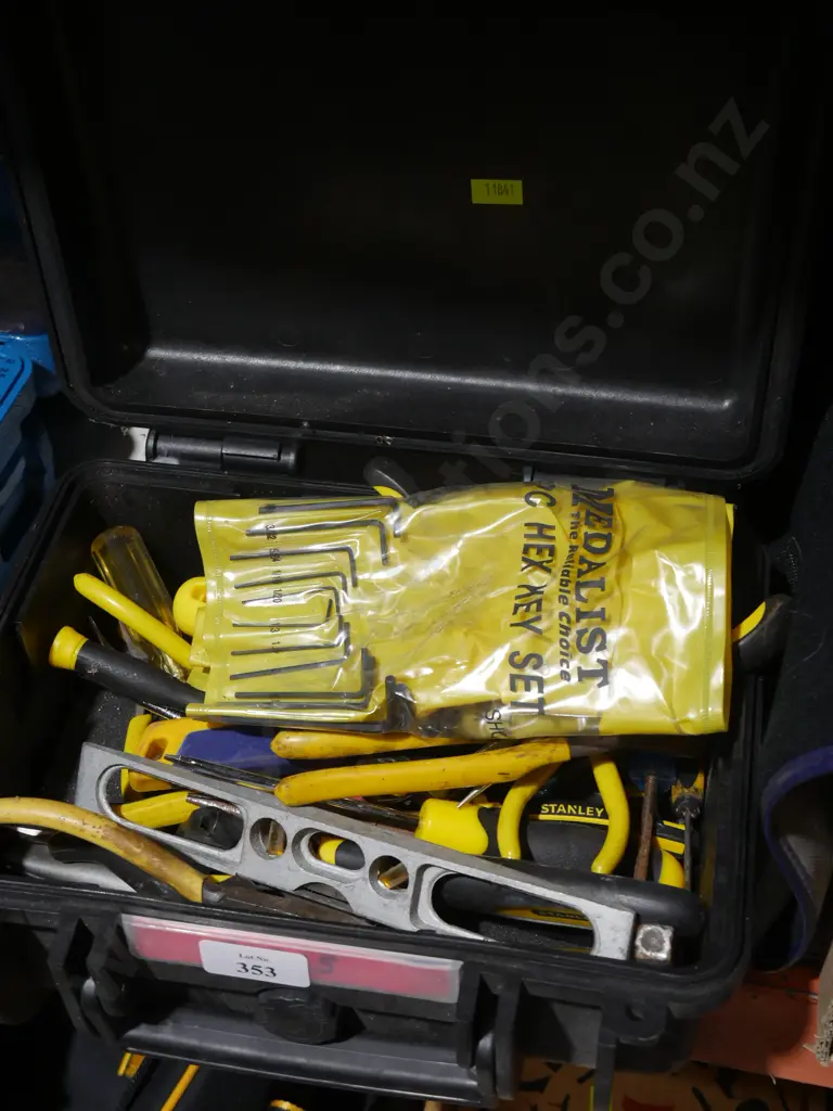 Assorted hand tools Image 1++
