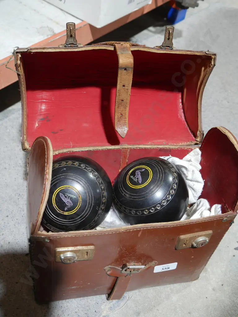 Set of lawn bowls Image 1++