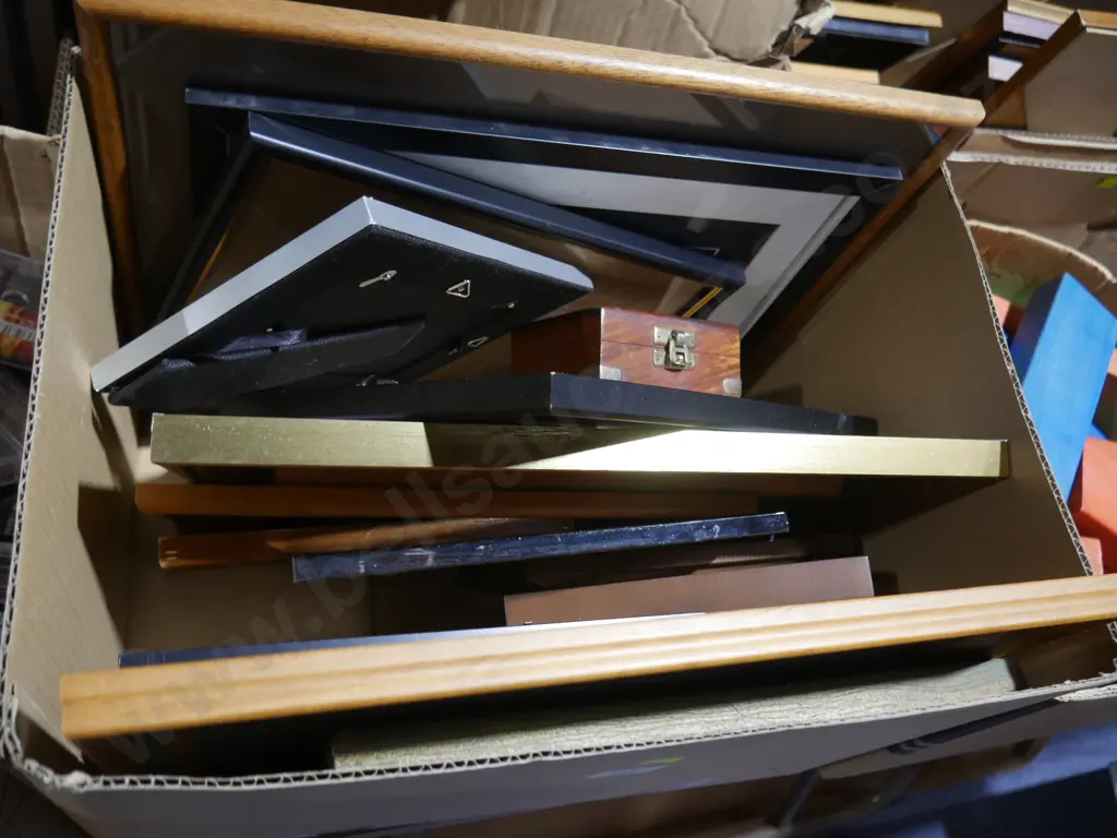 Box of picture frames Image 1++