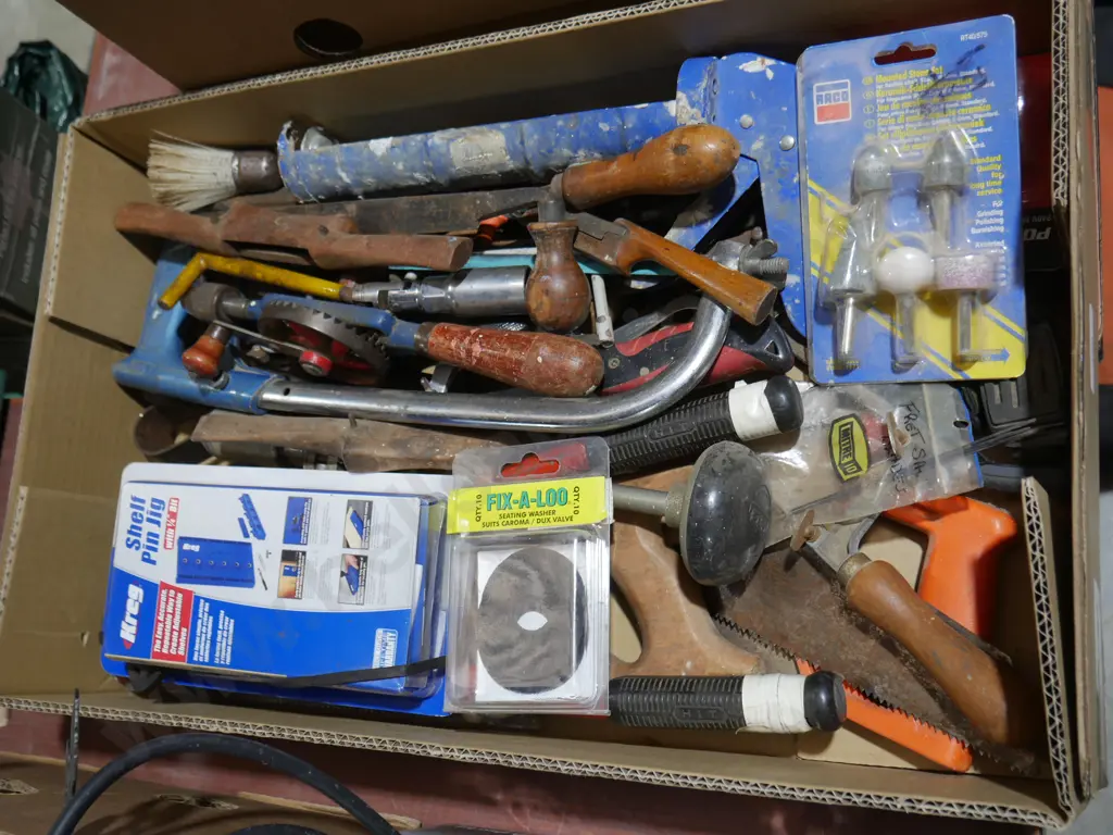Assorted hand tools Image 1++