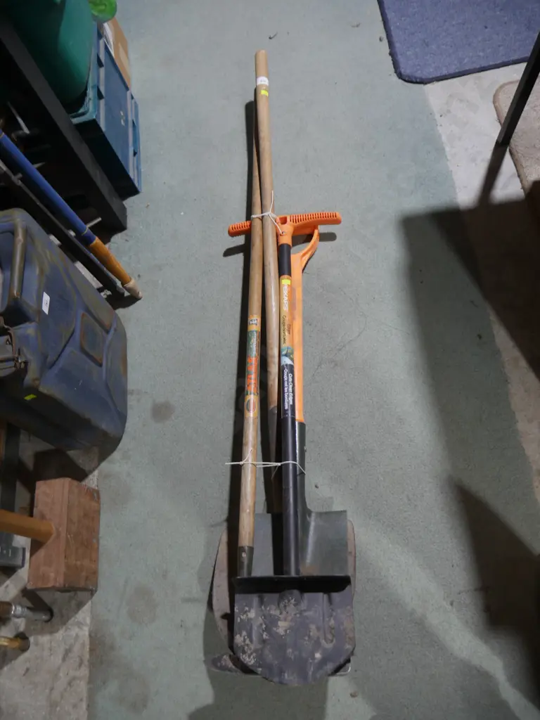 Assorted garden tools Image 1++