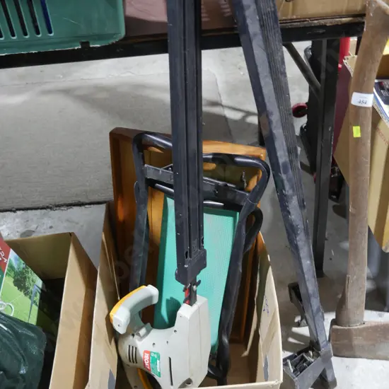 Hedge trimmer, kneeler etc