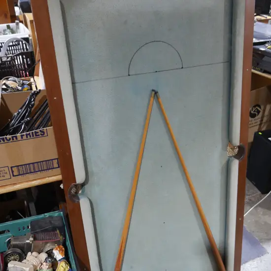 Mini pool table