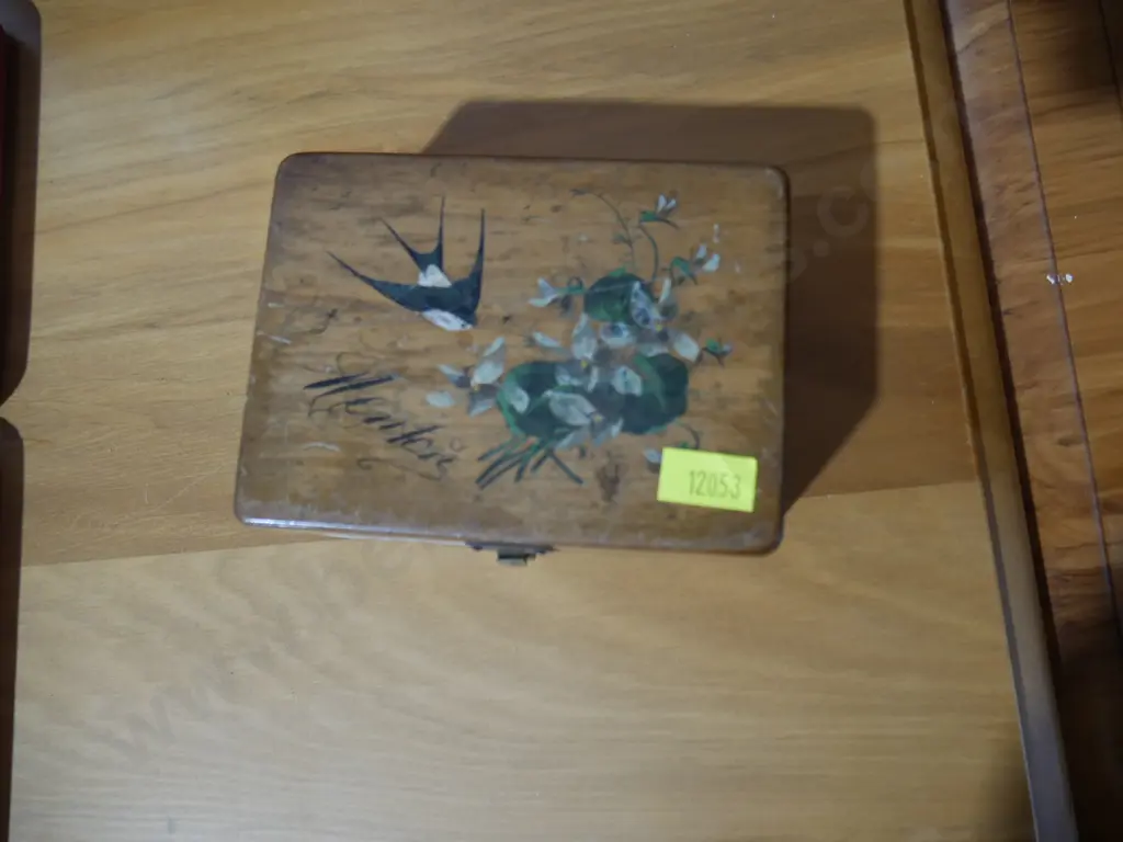 Trinket box, half dolls Image 1++