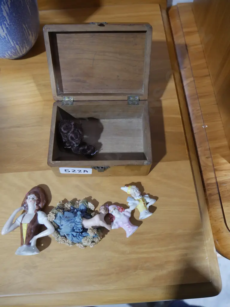 Trinket box, half dolls Image 1++