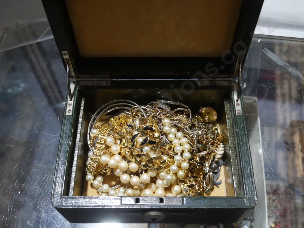 Assorted jewellery Image 1++