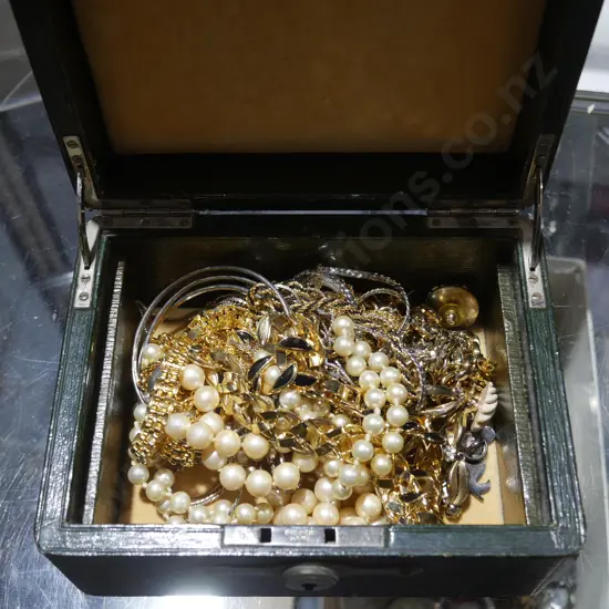 Assorted jewellery