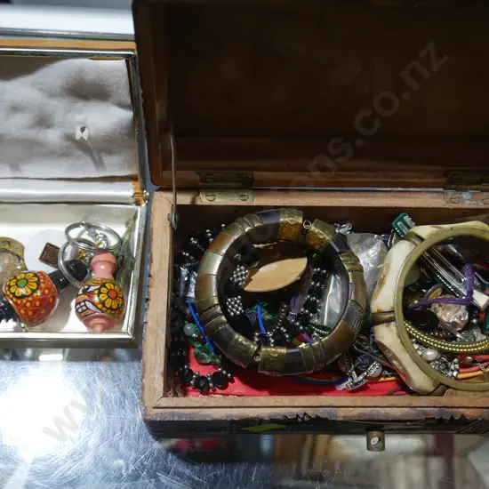 Assorted jewellery