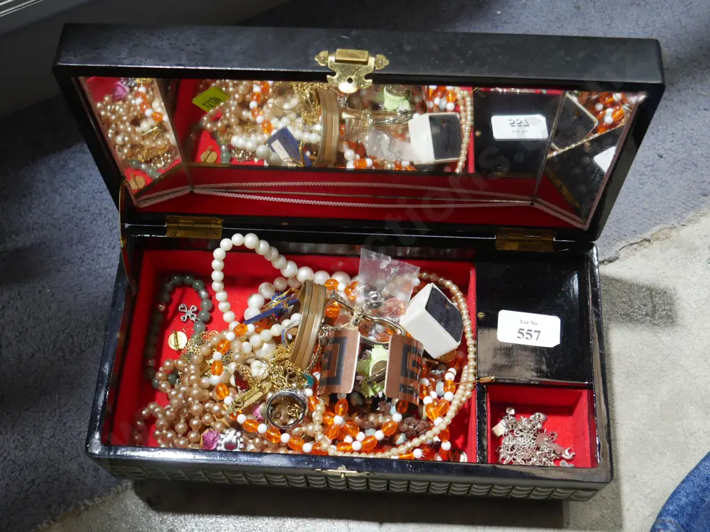 Assorted jewellery and box Image 1++