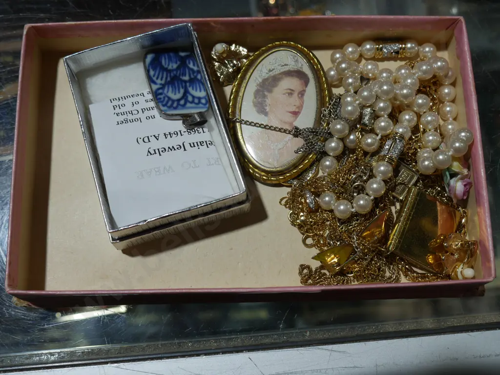 Assorted jewellery Image 1++