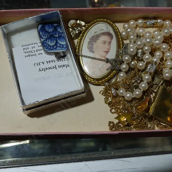 Assorted jewellery