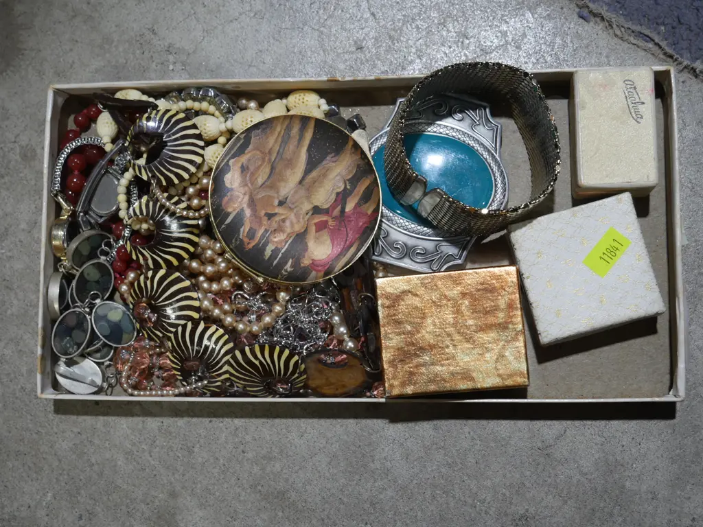 Assorted jewellery Image 1++