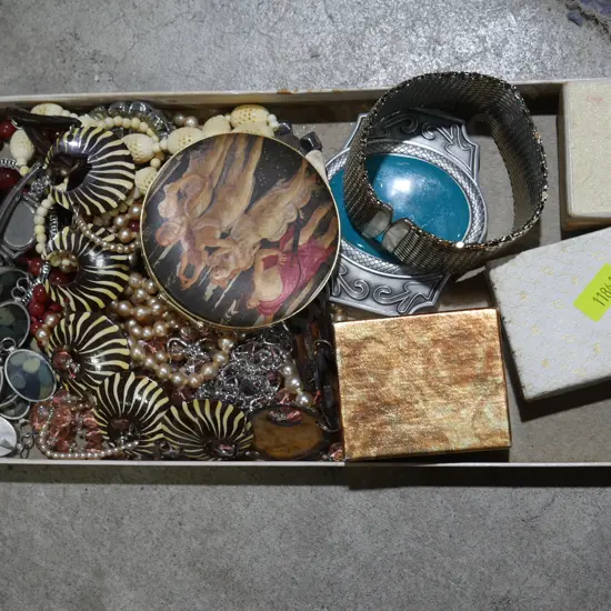 Assorted jewellery