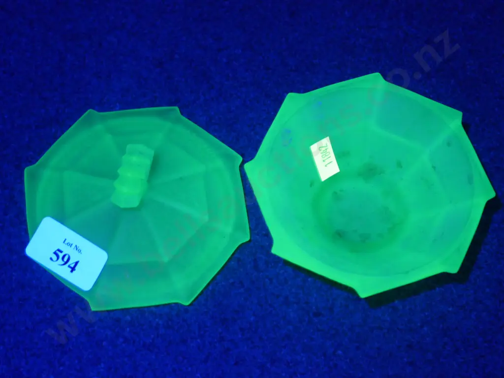 Uranium lidded container Image 1++