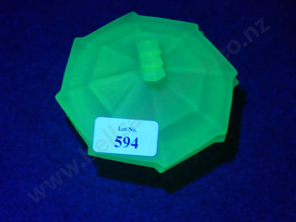 Uranium lidded container Image 1++
