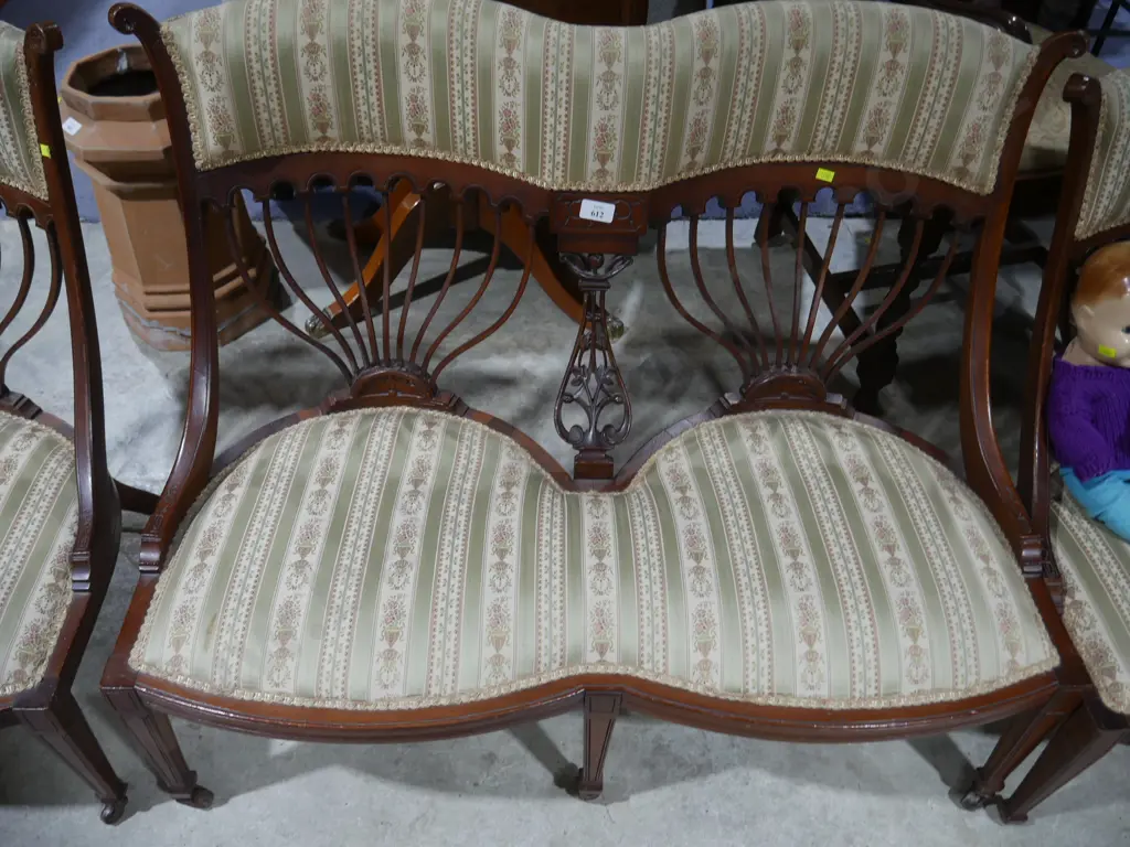 3 piece parlour suite Image 1++