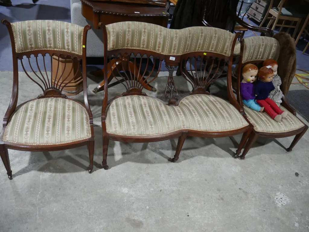 3 piece parlour suite Image 1++