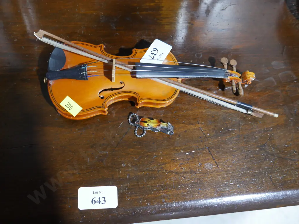 Small violins Image 1++
