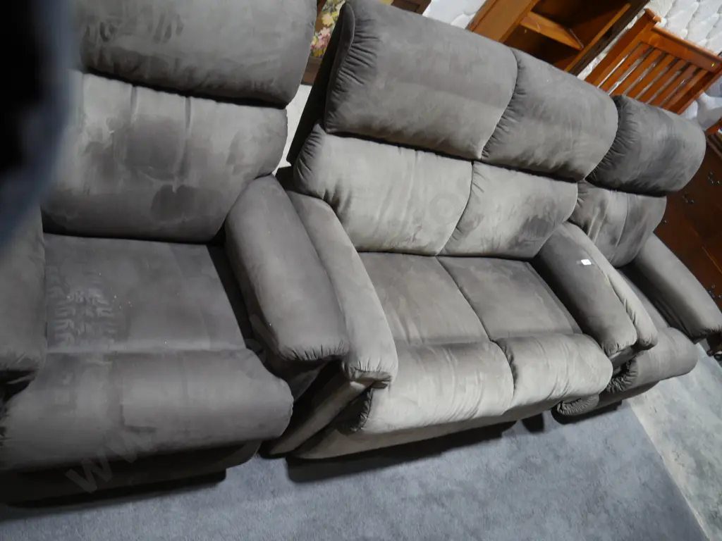 Three-piece lounge suite Image 1++