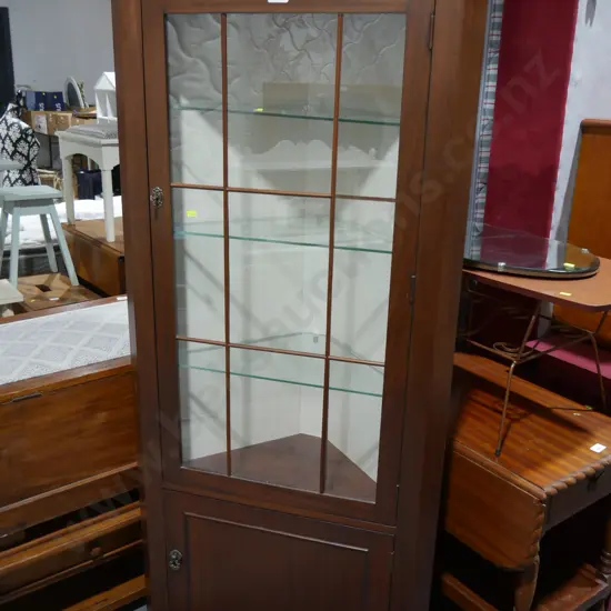 Corner cabinet