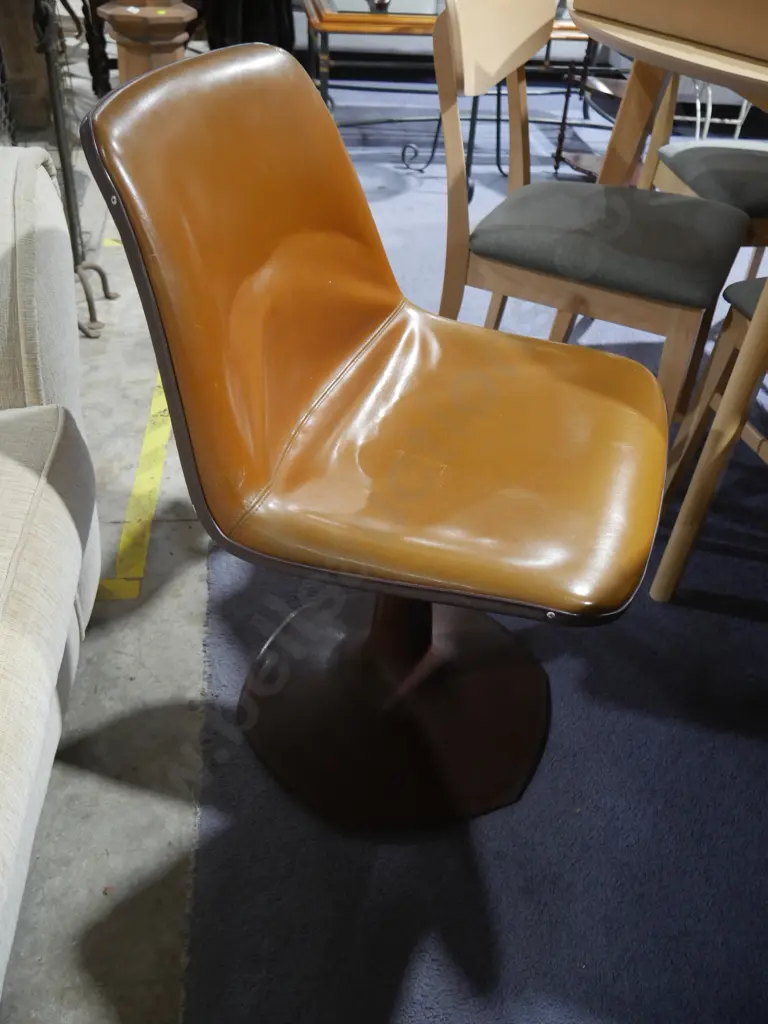 Retro round dining table and four chairs Image 1++