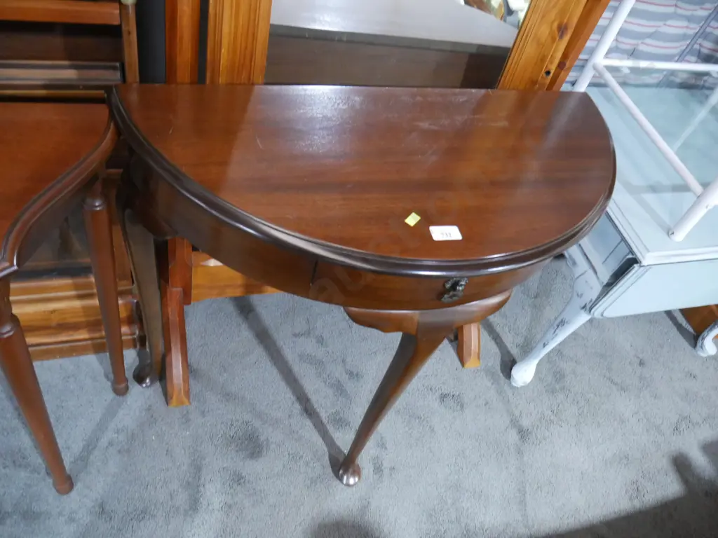 Half round hall table Image 1++